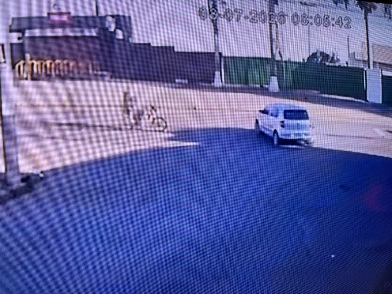 Leia mais sobre o artigo Câmeras registram grave acidente entre carro e moto em Divinópolis
