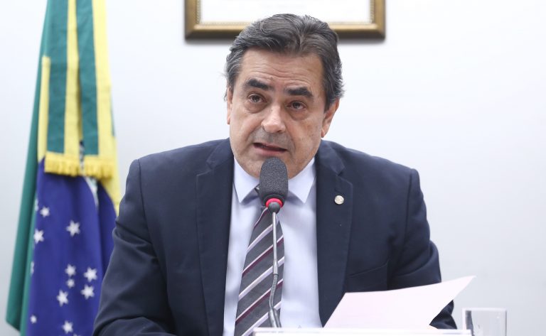 Leia mais sobre o artigo Autor de projeto que restringe publicidade de bets, Domingos Sávio volta a cobrar jogo duro